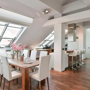 luxury-central-penthouse-with-sauna-terrace-250m2-5bdrm-3bthrm.praguehotelsweb.com/
